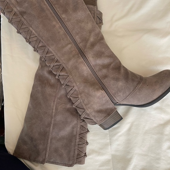 Boots - Picture 1 of 5